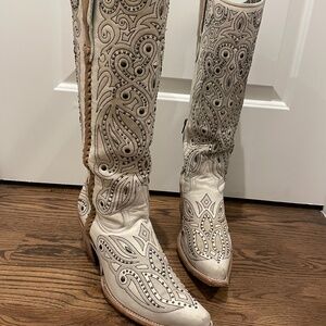 Corral White Laser Embroidery Studs Tall Top G1549